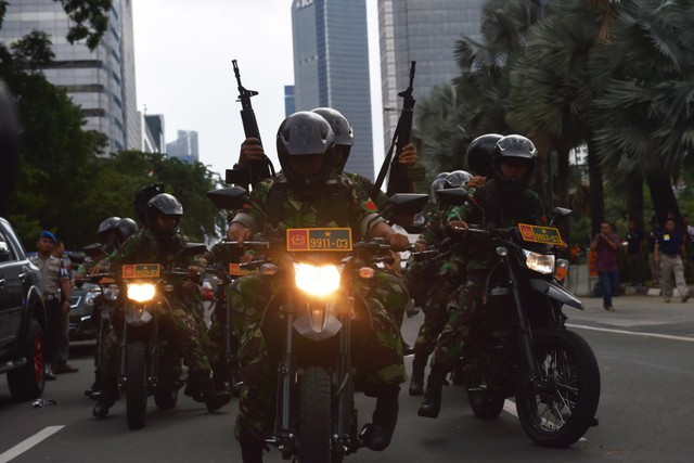 Binh sĩ có vũ trang Indonesia tuần tra trên đường phố sau vụ khủng bố ở thành phố Jakarta.