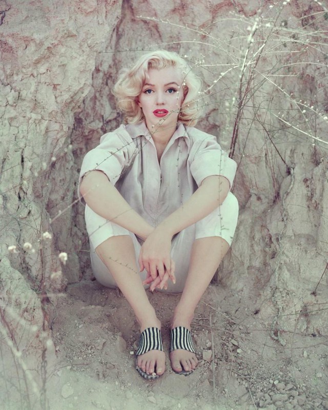Milton Green chụp Monroe ngồi trên mỏm đá ở Los Angeles năm 1953.