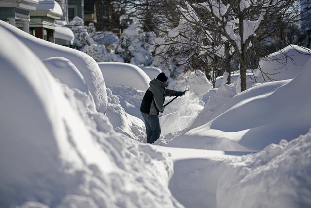 Người đàn ông dọn tuyết cao ngập đầu tại thành phố Union, bang New Jersey, Mỹ.