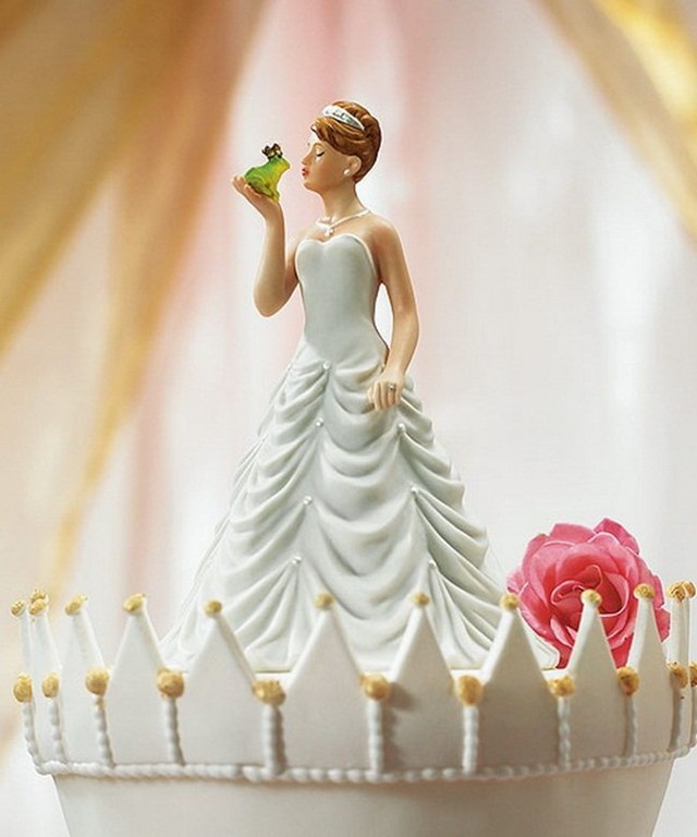 Lấy cảm hứng từ câu chuyện tình đẹp như mơ của hoàng tử ếch, chiếc bánh cưới này phù hợp với những chuyện tình khiến nhiều người phải ghen tị.