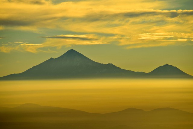 Cảnh tượng hoàng hôn trên núi Pico de Orizaba trong vườn quốc gia Izta-Popo ở Puebla, Mexico.