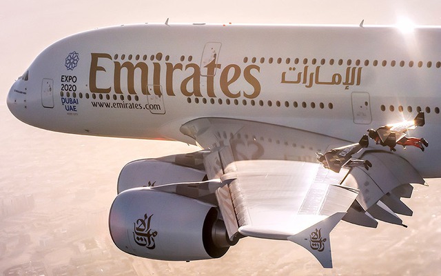 Hai “người chim” Yves Rossy và Vince Reffet bay theo chiếc máy bay A380 của hãng hàng không Emirates.