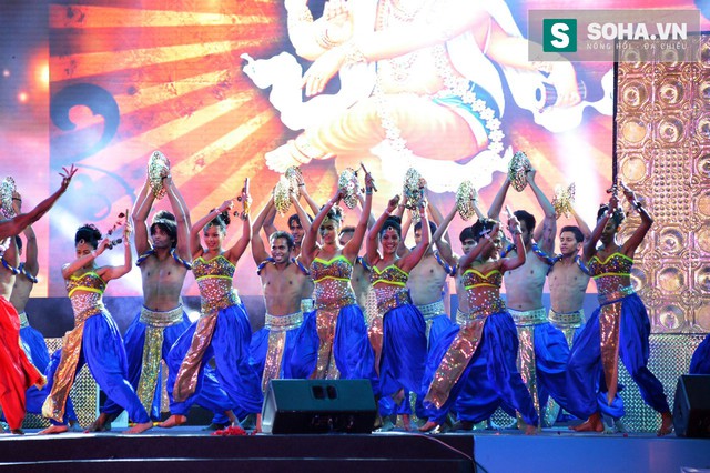 
Các nghệ sĩ Ấn Độ biểu diễn tại lễ khai mạc, ảnh Trọng Thiết
