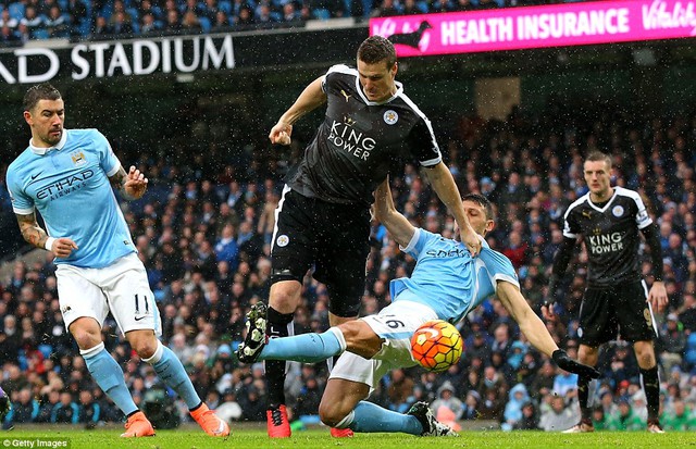 Martin Demichelis bất lực khi truy cản Robert Huth ở những phút đầu tiên.