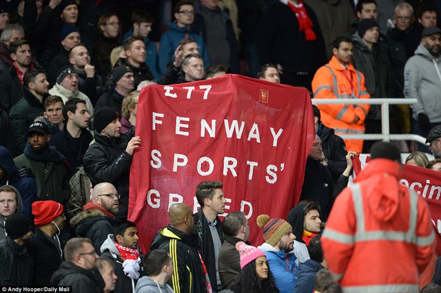 
Hai đội kéo nhau vào loạt đá hiệp phụ trong khi NHM Liverpool giăng biểu ngữ phản đối việc CLB tăng giá vé.
