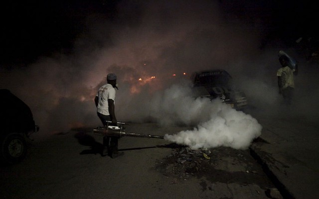 Nhân viên y tế phun thuốc diệt muỗi để phòng virus Zika lây lan tại thành phố Port-au-Prince, Haiti.