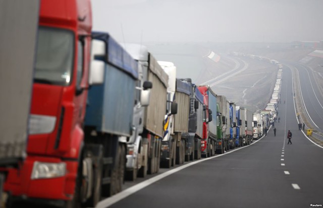 Các xe tải bị mắc kẹt thành hàng dài trên đường gần cửa khẩu Kulata giữa Bulgaria và Hi Lạp.