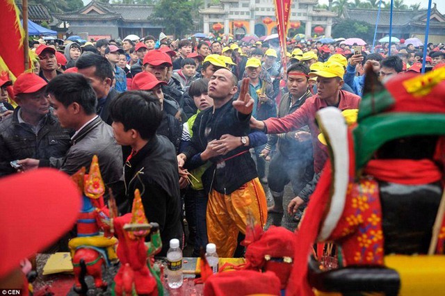 
Ngoài nghi thức xuyên kim nhọn qua má, lễ hội này cũng bao gồm các hoạt động múa hát đầu xuân.
