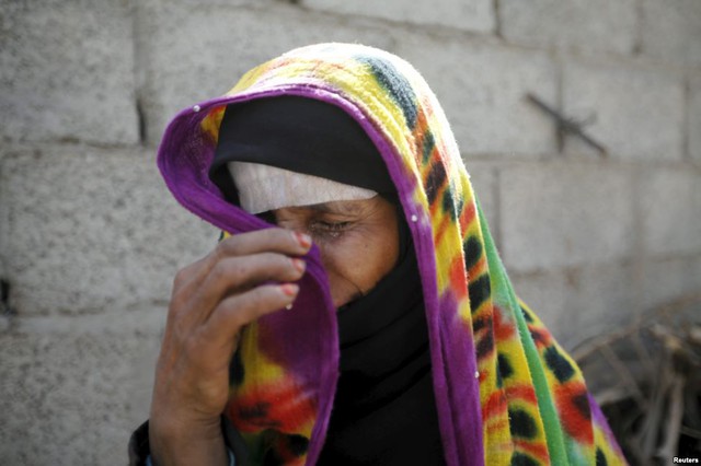 Người phụ nữ khóc cạnh ngôi nhà của bà bị phá hủy trong đợt không kích của liên quân Ả-rập nhằm vào thành phố Sanaa, Yemen.