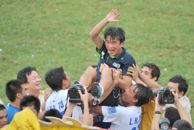 
Các cầu thủ tung hô HLV Phan Thanh Hùng trong một lần ông cùng Hà Nội T&T đoạt giải. HLV này mới từ chức tại CLB thủ đô.

