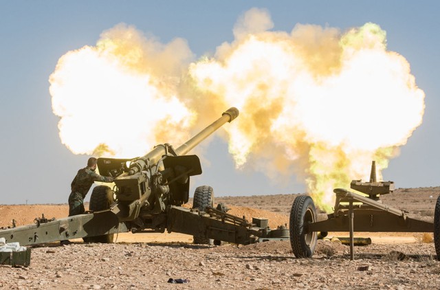Các chiến binh của lực lượng Quân đội Ả-rập Syria (SAA) nã pháo vào phiến quân Nhà nước Hồi giáo (IS) gần thị trấn Mhin.