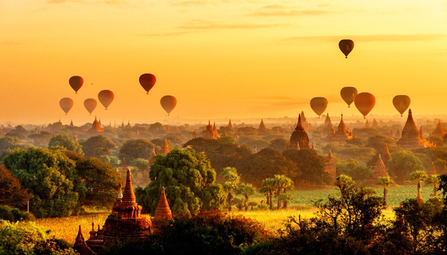 
Khinh khí cầu bay trên những ngôi chùa cổ lúc bình minh tại thành phố Bagan, Myanmar.
