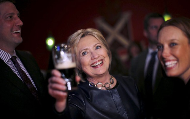 
Ứng cử viên tổng thống của đảng Dân chủ Mỹ, bà Hillary Clinton uống bia tại một quán bar trong chiến dịch tranh cử ở thành phố Youngstown, bang Ohio.
