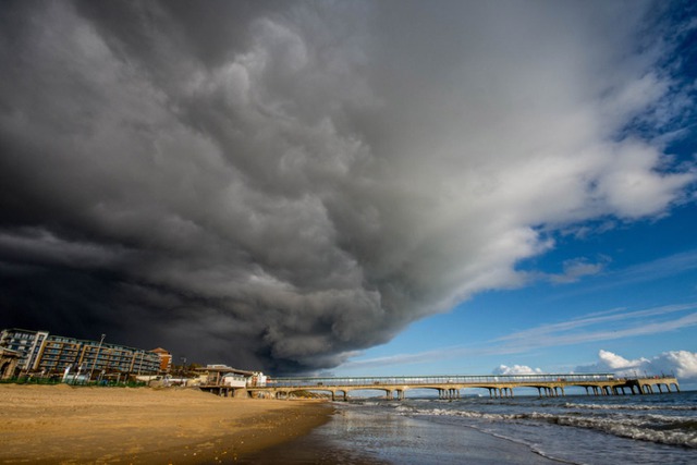 Mây đen phủ kín bầu trời trên bãi biển Bournemouth ở Dorset, Anh.