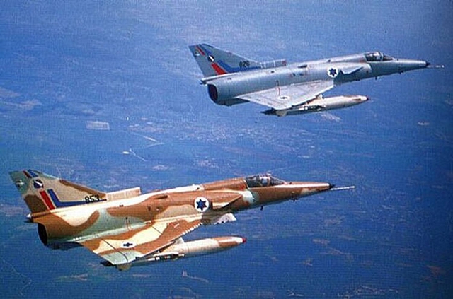 
Được phát triển cho Không quân Israel hơn 40 năm về trước trên khung cơ sở máy bay chiến đấu Mirage 5 của Pháp, Kfir cũng đóng vai trò quan trọng trong không lực Sri Lanka, Ecuador, Colombia và có mặt trong biên chế của Hải quân Mỹ.
