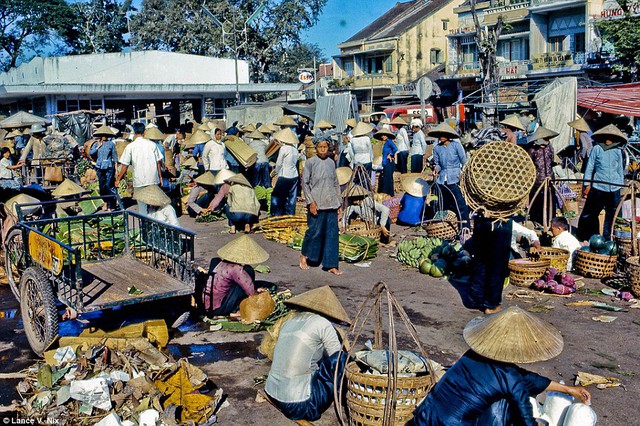 
Những khu chợ tấp nập với người qua lại buôn bán ngược xuôi.
