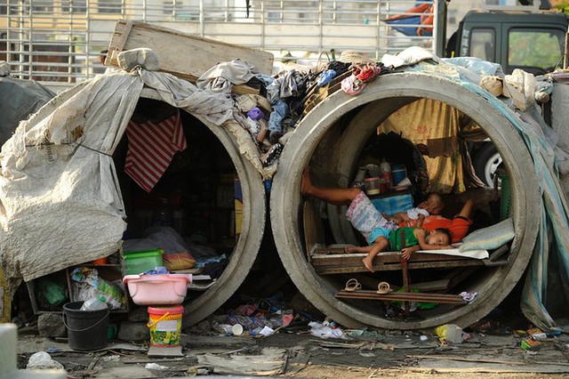 Các gia đình vô gia cư phải sống trong ống cống bỏ hoang tại thành phố Manila, Philippines.