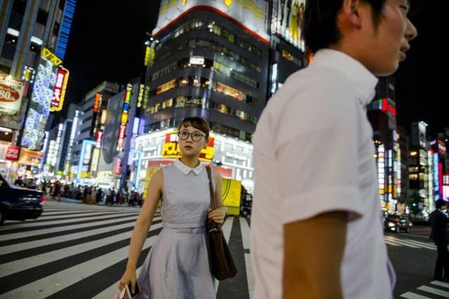 
Cuộc sống về đêm vẫn nhộn nhịp trên đường phố ở quận Kabukicho, Tokyo.
