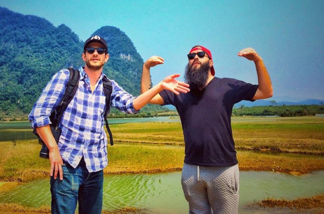 Đạo diễn Jordan Vogt Robert (phải) tỏ ra rất hạnh phúc khi tìm được những cành quay đẹp ở Việt Nam. Ảnh: Instagrams/voteroberts