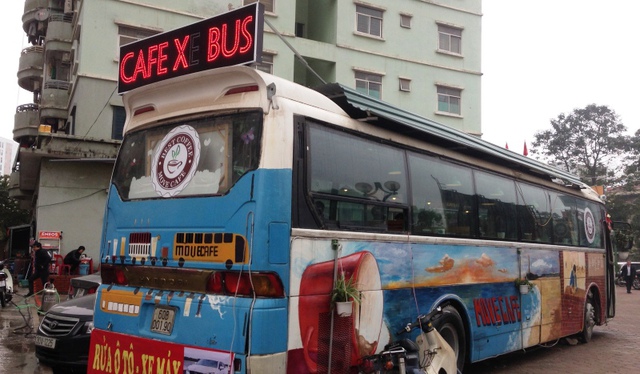 Khu vực buồng lái biến thành quầy bar, nơi pha chế đồ uống và vẫn đủ để đặt một phòng vệ sinh dành cho khách.