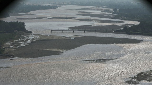 
Ấn Độ mới đây đã tiến hành dự án khổng lồ, chi phí lên tới 168 tỷ USD, liên quan tới việc nối sông Godavari và Krishna, hai con sông lớn thứ hai và thứ tư của nước này, thông qua một con kênh ở Andhra Pradesh.

