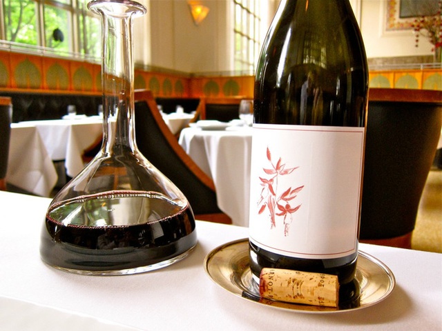 
Sau khi xem xét thực đơn đồ uống phong phú, Julian đã lựa chọn chai rượu syrah Arnot-Roberts 2006 dùng kèm với món bánh ngọt.
