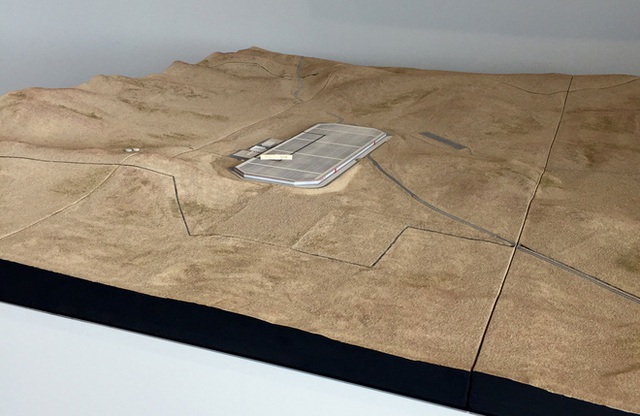 Một mô hình kiến trúc của toàn bộ công trình trong hành lang của Gigafactory.