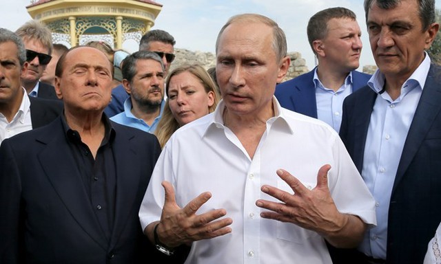 Tổng thống Nga Vladimir Putin (giữa) cùng cựu Thủ tướng Ý Silvio Berlusconi (trái) và Thống đốc Sevastopol Sergei Menyailo (phải).