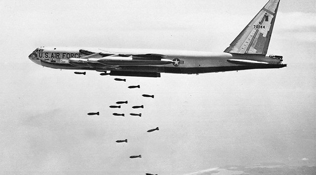 
Sự can thiệp quân sự của Mỹ vào Việt Nam gia tăng cường độ bắt đầu vào ngày 02.03 với chiến dịch “Sấm rền” “Operation Rolling Thunder”, tiến hành không kích miền Bắc Việt Nam với cường độ cao. Chiến dịch Rolling Thunder kéo dài 3 năm rưỡi ở nhiều cấp độ khác nhau.
