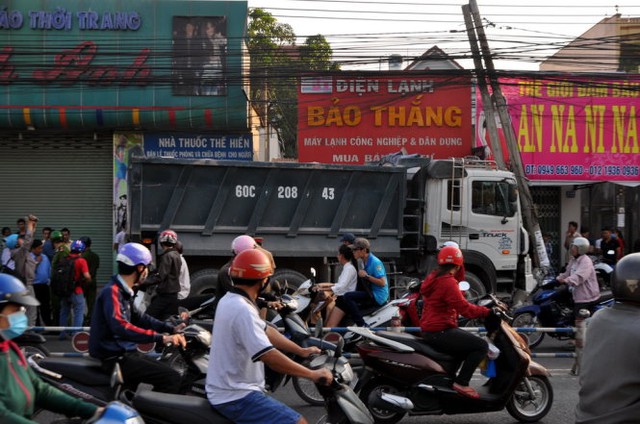 
Chiếc xe ben chỉ dừng lại hẳn khi tông gãy trụ điện hạ thế bên đường - Ảnh: Đức Trong
