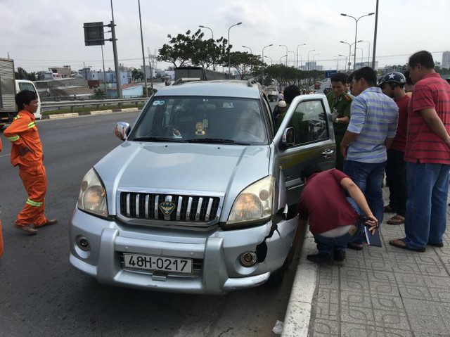 Hiện trường chặn bắt được chiếc ôtô 7 chỗ trên làn đường ngược chiều tại cầu Nước Lên (Q.Bình Tân) - Ảnh: Đức Thanh