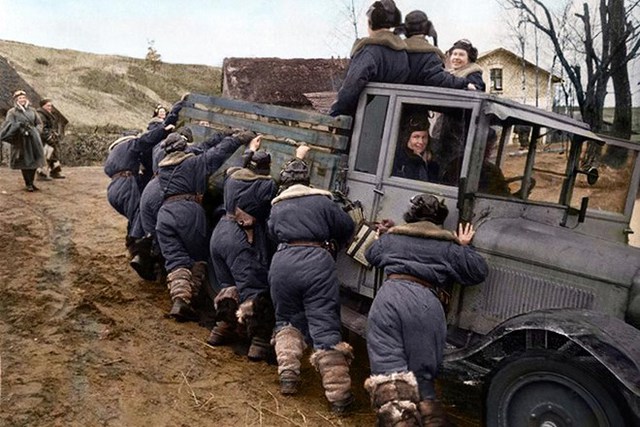 Nữ phi công máy bay chiến đấu ở Crimea năm 1944.