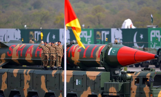 
Qua quan sát có thể thấy, mẫu tên lửa Shaheen III của Pakistan được đặt trên xe đầu kéo (TEL) do Trung Quốc chế tạo.
