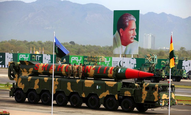 
Việc Pakistan đưa tên lửa đạn đạo tầm trung Shaheen III đến lễ duyệt binh cũng là một tín hiệu nhằm vào Ấn Độ. Loại tên lửa nhiên liệu rắn này được thử nghiệm lần đầu vào tháng 03-2015.

Đây cũng là tên lửa có tầm bắn xa nhất của Pakistan hiện nay, lên đến 2.750km.
