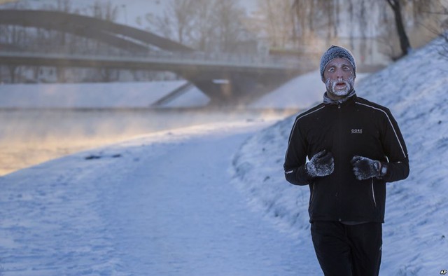 Sương tuyết phủ đầy trên mặt người đàn ông đang chạy thể dục trên bờ sông Neris dưới trời lại -18 độ C ở Vilnius, Lithuania.
