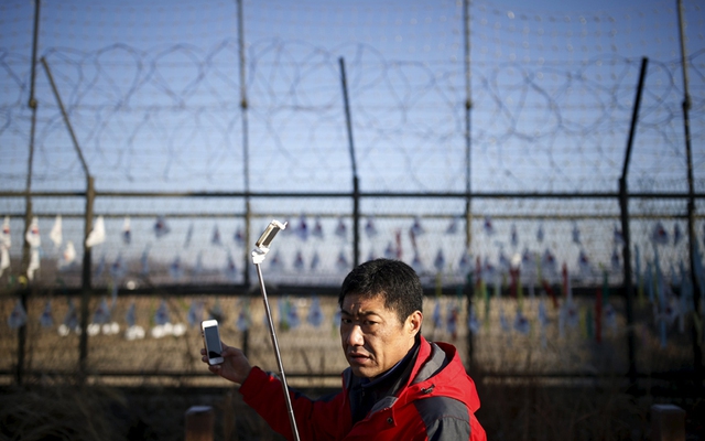 Du khách chụp ảnh “tự sướng” trước hàng rào dây thép gai ở Paju, Hàn Quốc, giáp biên giới với Triều Tiên.