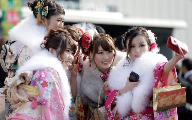 Các thiếu nữ Nhật Bản mặc trang phục kimono truyền thống để tham dự nghi lễ trưởng thành tại công viên giải trí Toshimaen ở Tokyo.