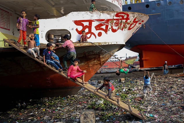 Trẻ em đang chơi bên những chiếc thuyền ở Dhaka, Bangladesh.