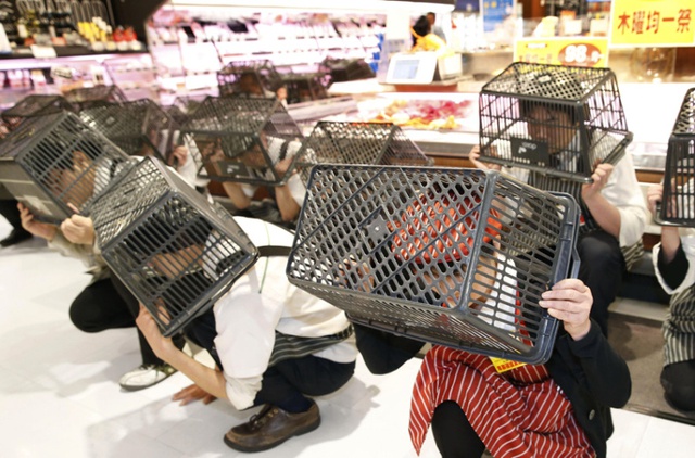 Các nhân viên của một siêu thị tham gia diễn tập chống động đất ở Kobe, Nhật Bản.