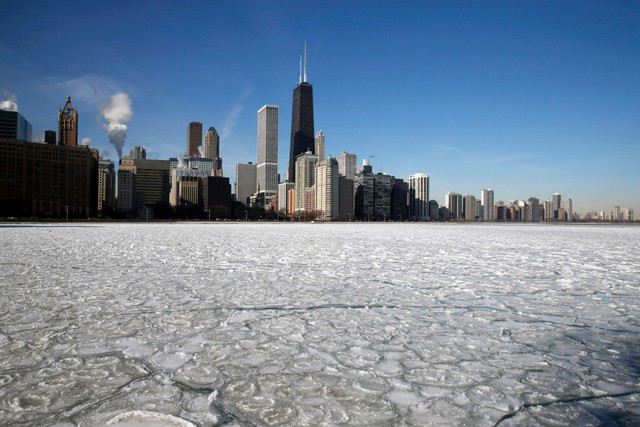 Mặt nước đóng băng trên hồ ở thành phố Chicago, khi nhiệt độ xuống thấp tại khu vực miền tây nước Mỹ.
