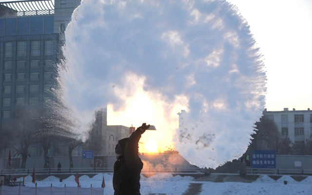 Nước sôi biến thành băng đá ngay sau khi được hắt ra ngoài trời tại thành phố Cáp Nhĩ Tân thuộc tỉnh Hắc Long Giang, Trung Quốc.