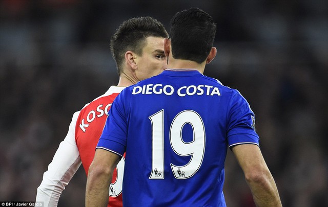 
Diego Costa không quên thầm thì điều gì đó, có thể khá khó chịu, với địch thủ nhiều duyên nợ Laurent Koscielny.
