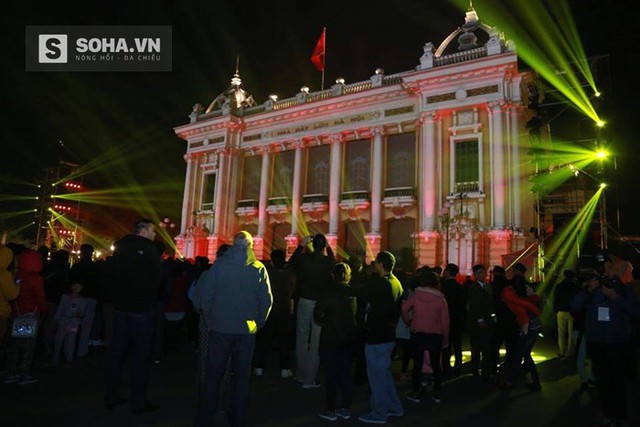 Hàng trăm người tập trung đông tại khu vực nhà hát lớn chờ đến giao thừa