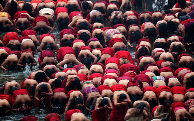 Những người phụ nữ theo đạo Hindu tắm dưới sống Bagmati trong lễ hội Swasthani Bratakatha ở Kathmandu, Nepal.