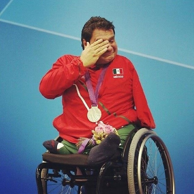
Giây phút hạnh phúc, bối rối của vận động viên mới giành huy chương vàng Paralympic.
