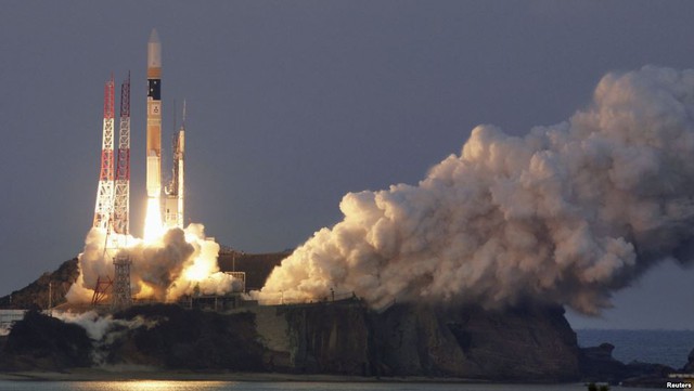 Tên lửa H-IIA mang theo một vệ tinh thiên văn học rời khỏi bệ phóng tại trung tâm vũ trụ Tanegashima trên đảo Tanegashima, Nhật Bản.