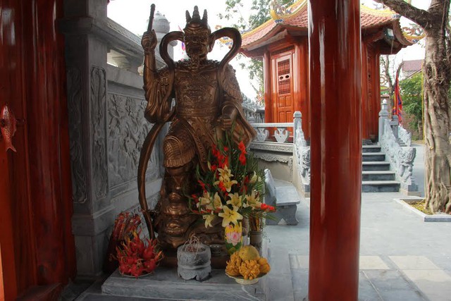 Bức tượng thần được làm bằng đồng hai bên tả, hữu của ngôi đền.