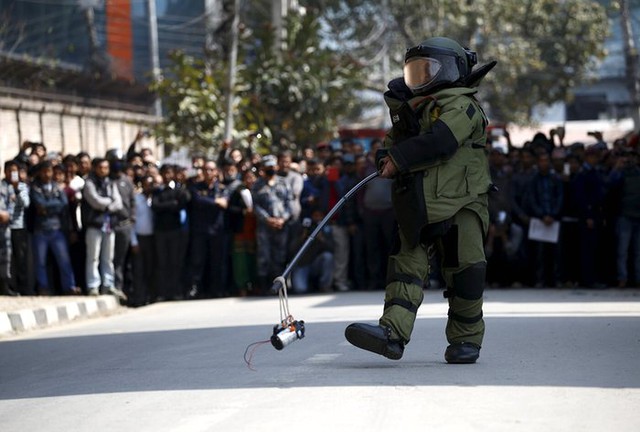 Thành viên của đội xử lý bom đang loại bỏ một vật đáng ngờ được phát hiện bên ngoài văn phòng của thủ tướng ở Kathmandu, Nepal.