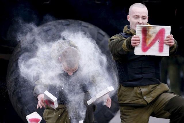 Quân nhân thuộc lực lượng đặc nhiệm của Bộ Nội vụ Belarus trình diễn kỹ năng chiến đấu tại một căn cứ quân sự ở thành phố Minsk.