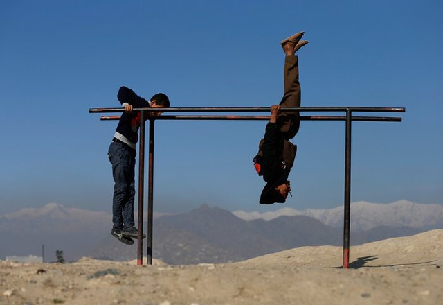 Các thanh niên luyện tập xà kép tại thành phố Kabul, Afghanistan.